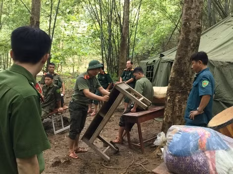 Cán bộ Công an, Quân đội dựng nhà tạm cho các hộ dân bị nước lũ vùi lấp nhà.