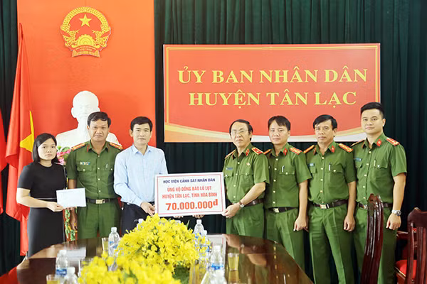 Học viện CSND ủng hộ 70 triệu đồng cho Ban cứu trợ lũ lụt huyện Tân Lạc, tỉnh Hòa Bình