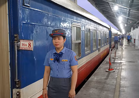 Tiếp viên xuống tàu chuẩn bị đón khách.