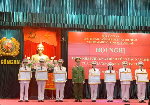 Thứ trưởng Nguyễn Duy Ngọc thừa uỷ quyền của Chủ tịch nước trao Huân chương Chiến công tặng các cá nhân có thành tích xuất sắc Thứ trưởng Nguyễn Duy Ngọc thừa uỷ quyền của Chủ tịch nước trao Huân chương Chiến công tặng các cá nhân có thành tích xuất sắc