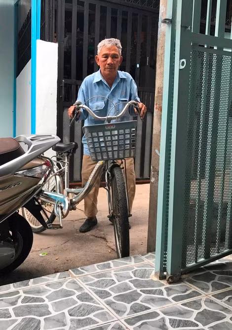 Mỗi ngày, ông đi bán vé số bằng xe đạp
