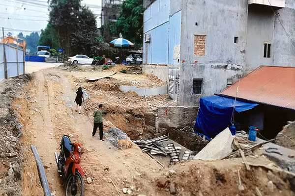 Ngôi nhà của chị Vân Anh thấp hơn mặt đường Việt Bắc 5m khiến việc đi vào nhà rất khó khăn. Ngôi nhà của chị Vân Anh thấp hơn mặt đường Việt Bắc 5m khiến việc đi vào nhà rất khó khăn.
