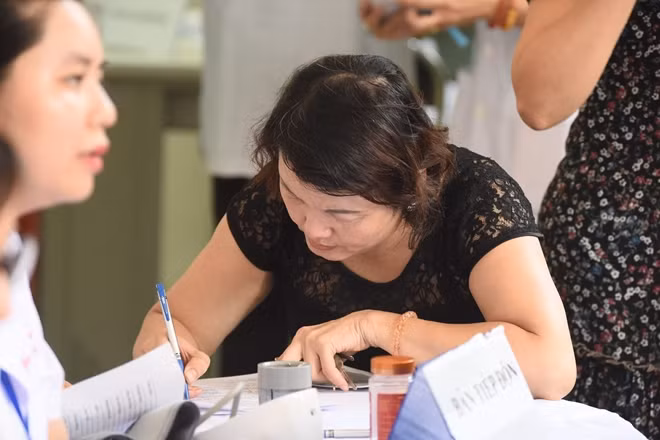 Người dân đăng ký khám sàng lọc miễn phí.