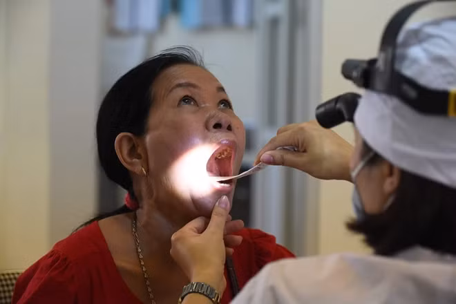 Nhân viên y tế khám kiểm tra cho một người dân.