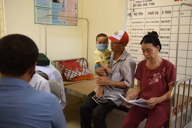 Ông Phan Trọng Lập (tổ 10, cụm 5 phường Hạ Đình) đưa đứa cháu nhỏ mới 17 tháng tuổi đến trạm y tế phường để khám sàng lọc. Chia sẻ với PV, ông Lập cho biết gia đình rất lo lắng cho sức của mọi người trong nhà, đặc biệt là cháu nhỏ bởi hiện trường vụ cháy cách nhà ông rất chỉ khoảng 10 -15 m. Gần đây bé có biểu hiện ho, sốt nên gia đình đưa bé đi khám.