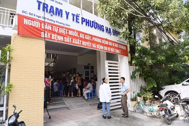 Theo đó, Sở Y tế Hà Nội tổ chức khám cho người dân trong thời gian từ 6-9 đến 12-9 với 2 điểm tư vấn và khám sức khỏe miễn phí tại trạm y tế phường Hạ Đình và trạm y tế Thanh Xuân Trung. Ngoài ra, Sở Y tế Hà Nội cũng huy động các bệnh viện hạng 1 của thành phố khám, tư vấn và ứng trực 4 kíp 24/24 tại các trạm y tế.
