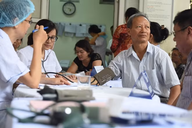 Sau khi đăng ký khám, người dân sẽ được các nhân viên y tế tư vấn sức khỏe và khám bệnh nội khoa liên quan đến đường hô hấp là chủ yếu. Với bất kỳ người dân nào sau khi khám mà nhận thấy có dấu hiệu, triệu chứng liên quan nhiễm thủy ngân sẽ được chuyển lên bệnh viện tuyến trên để tiếp tục theo dõi, điều trị.