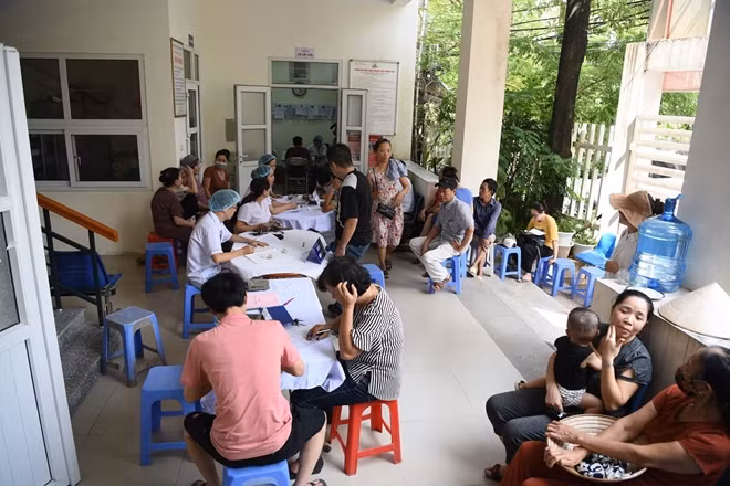 Theo ghi nhận của PV, trong sáng nay tại điểm khám ở trạm y tế phường Hạ Đình đã có khoảng 100 người dân tới đăng ký khám sàng lọc miễn phí, trong đó có cả những em nhỏ được gia đình đưa tới.
