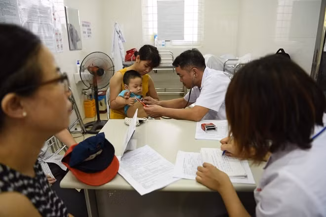 Các bác sĩ khám cho cháu nhỏ.