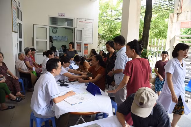 Trước đó, chiều 5-9, Chủ tịch UBND TP Hà Nội Nguyễn Đức Chung giao Giám đốc Sở Y tế chủ trì, Chủ tịch UBND quận Thanh Xuân phối hợp, bố trí bác sĩ, y tá trực 24/24 tại phường Hạ Đình và phường Thanh Xuân Trung, tổ chức khám sức khỏe miễn phí tại khu vực bán kính 500m theo yêu cầu của người dân.