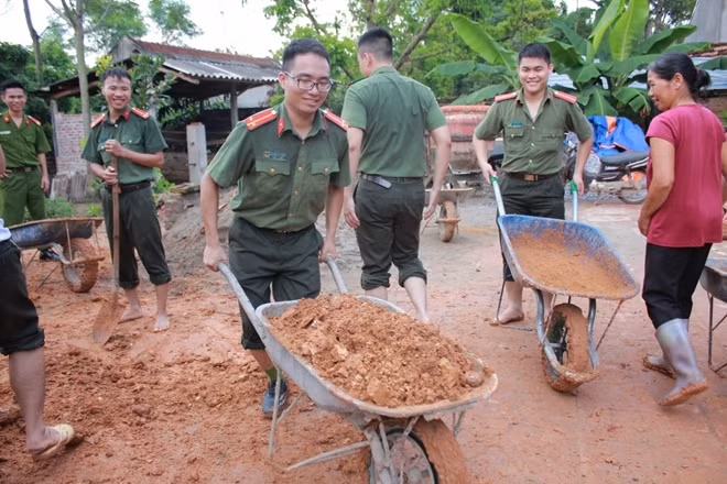 Công an tỉnh Bắc Giang có nhiều hình thức hỗ trợ nhân dân trong quá trình xuống cơ sở.