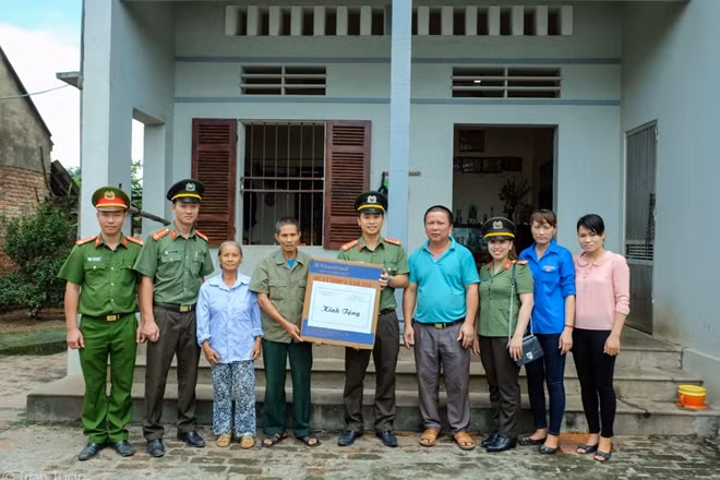 Công an tỉnh Bắc Giang thăm hỏi, tặng quà gia đình chính sách.