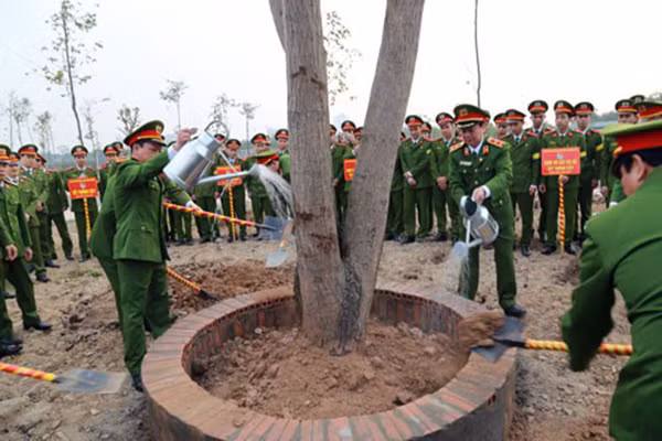 Các đồng chí lãnh đạo hưởng ứng Tết trồng cây cùng Đoàn Thanh niên Học viện