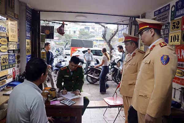 Lực lượng chức năng bắt giữ đối tượng sản xuất biển số giả bằng máy ép.