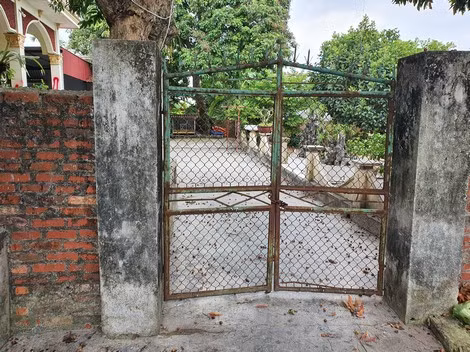 Nhà của bà Hoàng Thị Phượng khóa cửa gần 1 tháng nay. Nhà của bà Hoàng Thị Phượng khóa cửa gần 1 tháng nay.