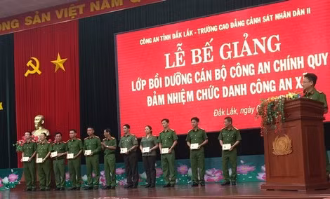 Công an xã tham gia lớp bồi dưỡng nhằm trang bị kiến thức trước khi xuống cơ sở.
