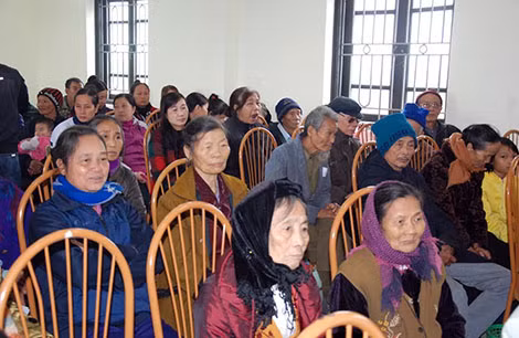 Đông bà con có mặt tại Hội trường UBND xã An Mỹ đón nhận quà Tết từ đoàn công tác