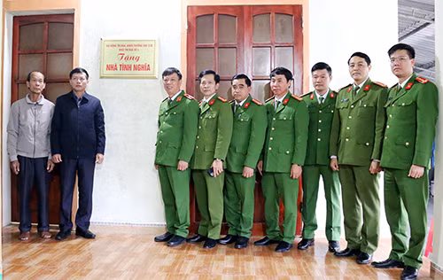 Thiếu tường Hoàng Xuân Du cùng các đồng chí lãnh đạo các đơn vị trong khối thi đua số 4 bàn giao nhà mới cho gia đình đồng chí Nguyễn Đình Thìn Thiếu tường Hoàng Xuân Du cùng các đồng chí lãnh đạo các đơn vị trong khối thi đua số 4 bàn giao nhà mới cho gia đình đồng chí Nguyễn Đình Thìn