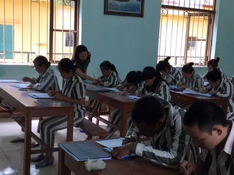 Lớp xóa mù chữ ở Trại giam Hoàng Tiến. Lớp xóa mù chữ ở Trại giam Hoàng Tiến.