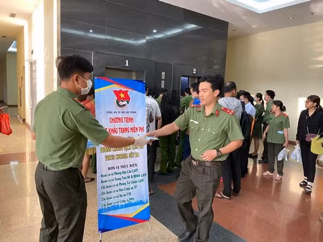 Phát khẩu trang y tế miễn phí cho CBCS tại trụ sở Công an TP Hồ Chí Minh.