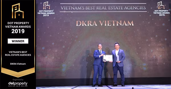 Ông Phạm Lâm - CEO DKRA Vietnam (bên phải) vinh dự đón nhận giải thưởng “Vietnam’s Best Real Estate Agencies” (Nhà phân phối Bất động sản tốt nhất Việt Nam) tại lễ trao giải Dot Property Vietnam Awards 2019.