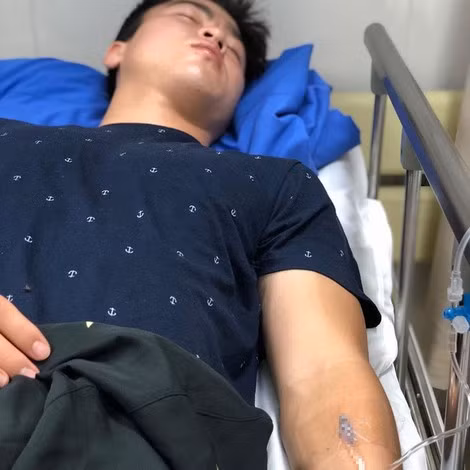 Duy Mạnh truyền nước vì kiệt sức hồi tháng 8/2019.