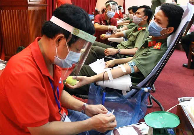 CBCS Công an Hậu Giang tích cực tham gia hiến máu tình nguyện. CBCS Công an Hậu Giang tích cực tham gia hiến máu tình nguyện.