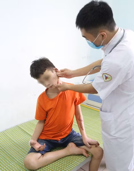 Cậu bé Trương Quang Duy được bác sĩ thăm khám.