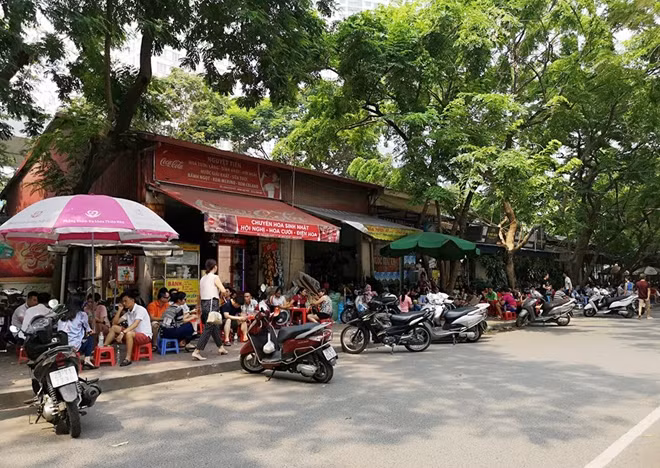 Song hành cùng các thí sinh trong ngày quan trọng này là cha mẹ các em luôn túc trực phía ngoài cảnh cổng trường thi với mong ước con mình sẽ thực hiện bài thi tốt nhất.