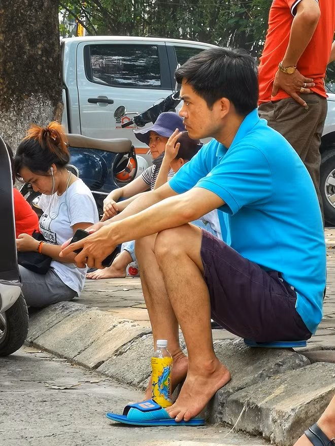 Hình ảnh một người cha chờ con thi dưới cái nắng nóng của hè Hà Nội. Có vậy mới thấu hiểu được nỗi lòng và tình yêu mà cha me giành cho con cái nhiều đến nhường nào.
