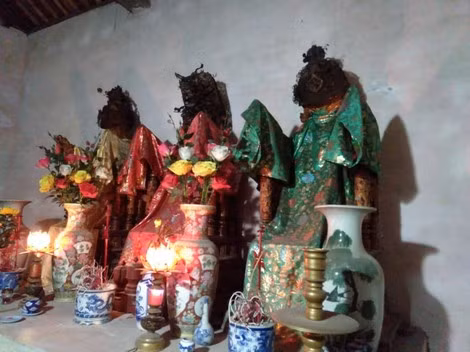 Ngai vị Chử Đồng Tử (ở giữa) cùng Công chúa Tiên Dung (bên trái) và Tây Sa Công Chúa.