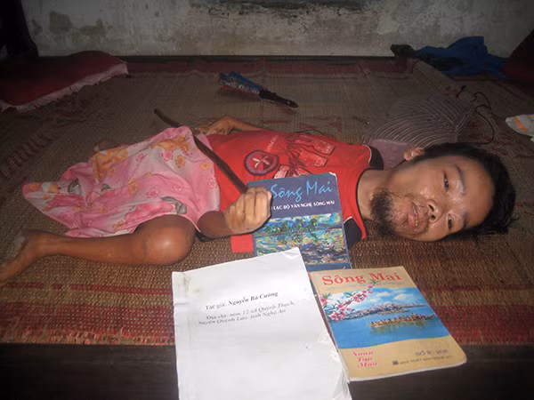 Nguyễn Bá Cường bên tập thơ dự định xuất bản cùng tờ tạp chí có những bài thơ anh được đăng. Ảnh: T.V Nguyễn Bá Cường bên tập thơ dự định xuất bản cùng tờ tạp chí có những bài thơ anh được đăng. Ảnh: T.V