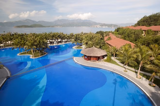 Các tiện ích đi kèm như nhà hàng, hồ bơi, sân golf, công viên vui chơi giải trí... sẽ đáp ứng mọi nhu cầu của khách