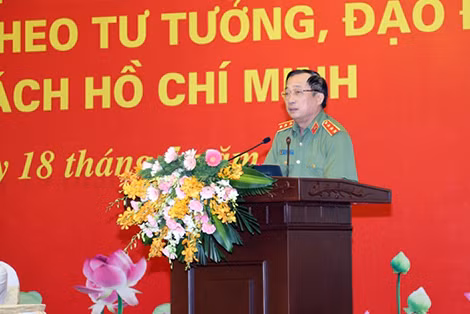 Thứ trưởng Nguyễn Văn Thành đọc tham luận tại Hội nghị