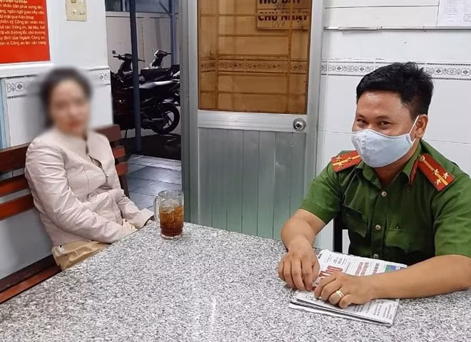 Cán bộ Công an phường Hưng Phú động viên, trấn an chị M.