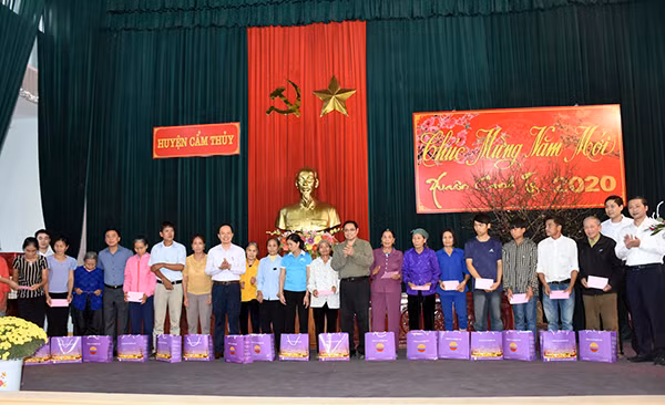 Trao Quà cho nhân dân huyện Cẩm Thủy