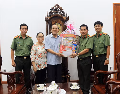 Thăm, tặng quà gia đình đồng chí Nguyễn Hoàng Việt, nguyên Ủy viên Trung ương đảng, nguyên Phó Ban tổ chức Trung ương, nguyên Bí thư tỉnh ủy