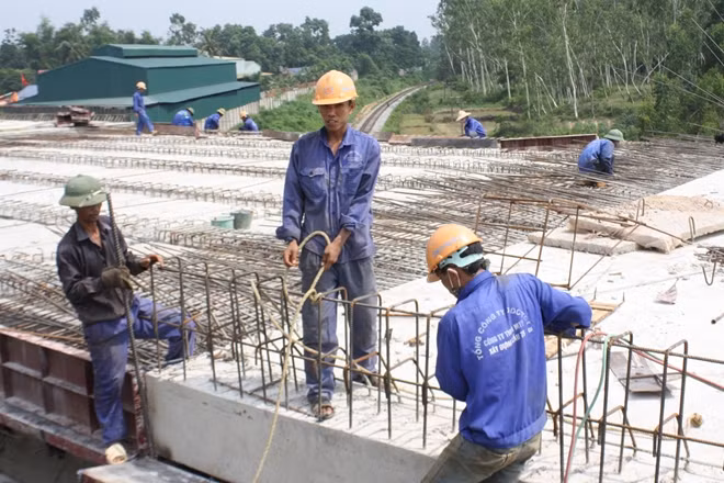 Người lao động trực tiếp một số ngành nghề bày tỏ lo lắng trước đề xuất kéo dài thời gian làm việc.