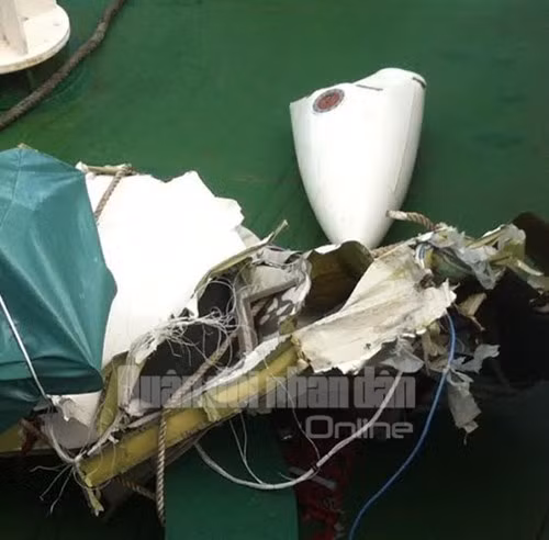 Mảnh vỡ của máy bay CASA 212. (Ảnh: QĐND) Mảnh vỡ của máy bay CASA 212. (Ảnh: QĐND)