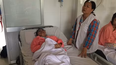 Bà Trang buồn bã bên giường bệnh con gái. Bà Trang buồn bã bên giường bệnh con gái.