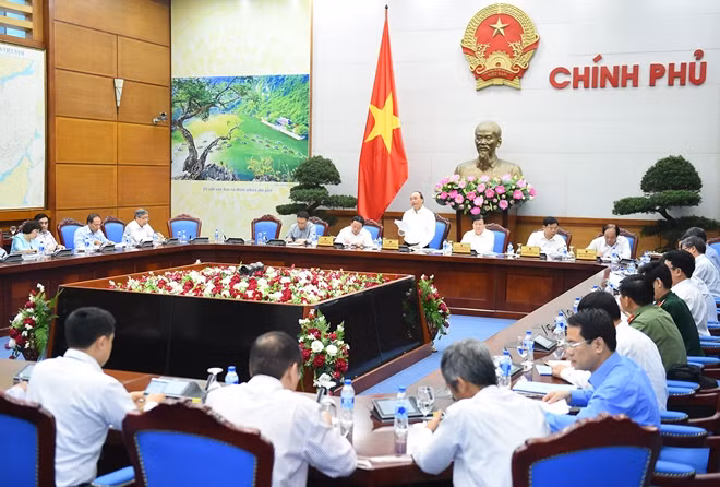Thủ tướng Nguyễn Xuân phúc chủ trì cuộc họp lần thứ 8 của Ủy ban Quốc gia về biến đổi khí hậu. Ảnh: VGP/Quang Hiếu