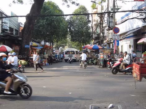 Hàng trăm xe của người bán hàng rong vô tư chiếm lòng đường đối diện Bệnh viện Chợ Rẫy.