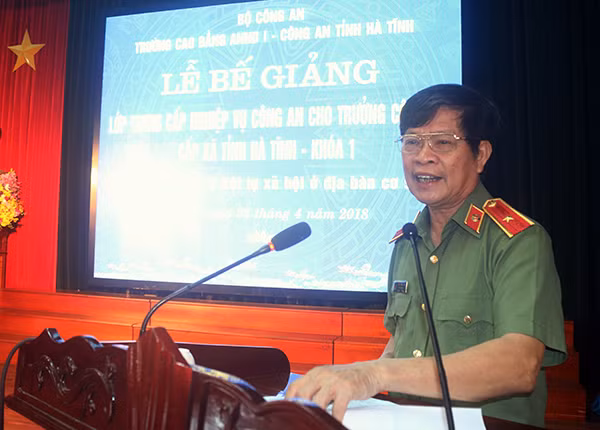 Thiếu tướng, Phó Giáo sư, Tiến sỹ Trần Văn Lang - Hiệu trưởng Trường Cao đẳng ANND I phát biểu tại buổi lễ.