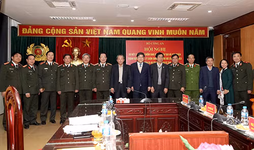 Thứ trưởng Nguyễn Văn Thành với các đại biểu tham dự Hội nghị