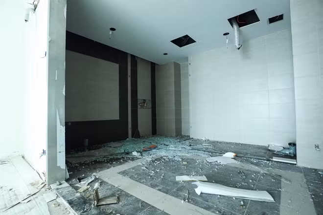 Bên trong một căn hộ ở tầng 18 của tòa 8B Lê Trực ngổn ngang do bị phá dỡ.