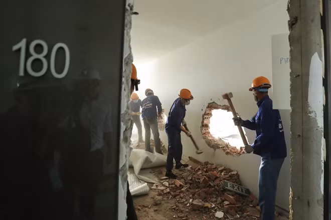 Ghi nhận của PV tại hiện trường, đơn vị tháo dỡ đã thực hiện khoan đục các bức tường ruột, tường ngăn của các phòng thuộc tầng 18.