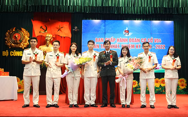 Đại úy Bạch Quốc Tuyên, Phó Bí thư Đoàn Thanh niên Bộ Công an tặng hoa chúc mừng Ban Chấp hành Đoàn cơ sở V04 lần thứ I.
