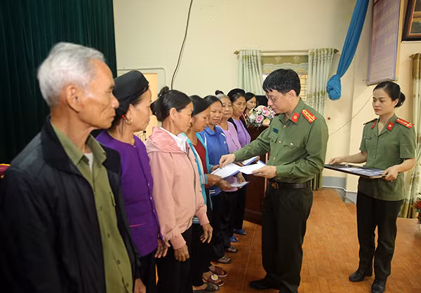 Tổng Biên tập Phạm Khải tặng quà các gia đình chính sách.