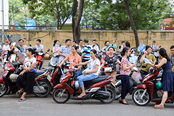 Hồi hộp, lo lắng cũng là tâm trạng chung của hầu hết phụ huynh trong lúc chờ con làm bài thi.