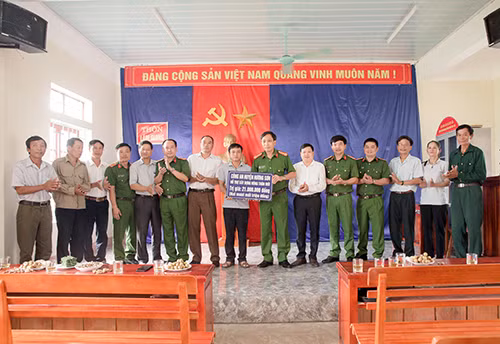 Thượng tá Hà Hải Long, trưởng Công an huyện và đồng chí Nguyễn Thành Đồng, UVBTV Huyện ủy, Phó ban chỉ đạo nông thôn mới huyện trao tại thôn Lâm Giang.